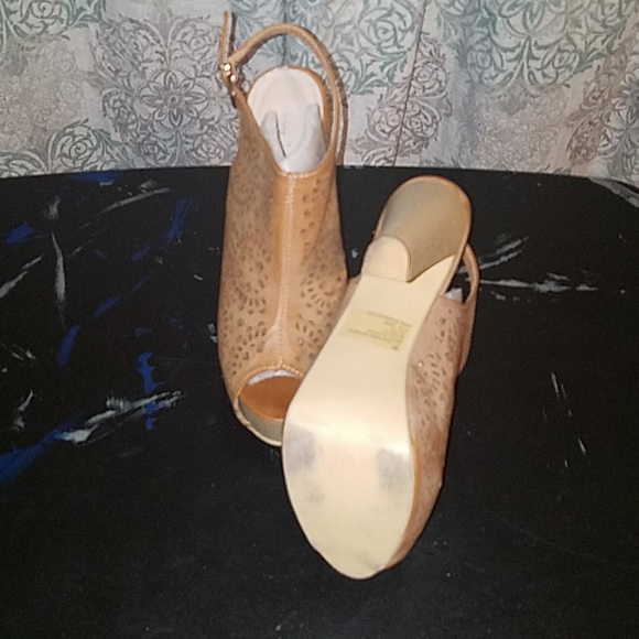 Shoes - Picture 3 of 4